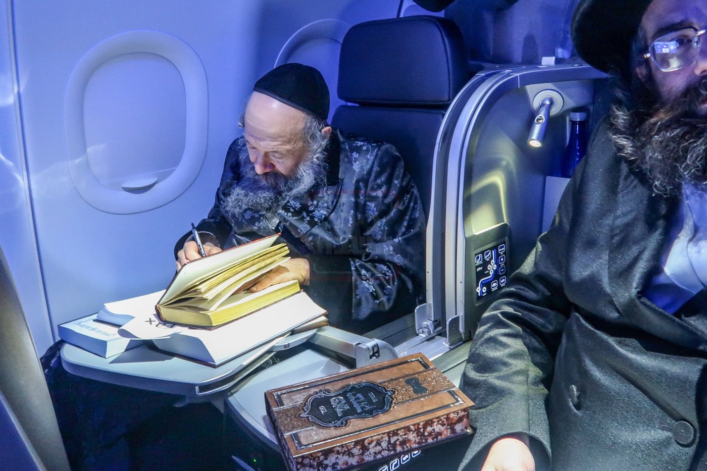 האדמו"ר מבאבוב 45 הוגה בתורה במטוס