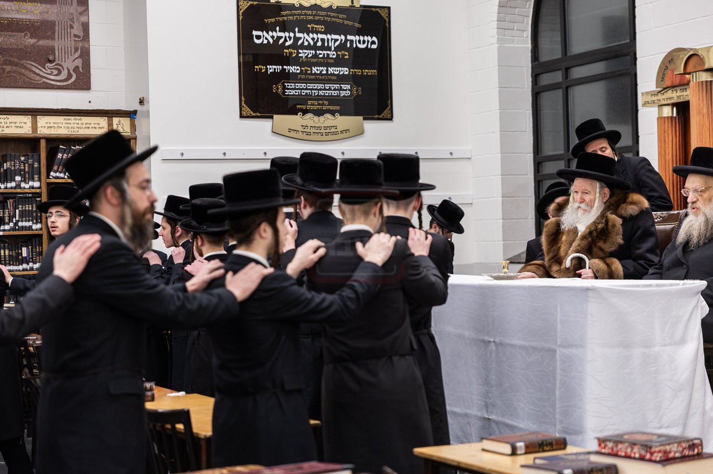 האדמו"ר מבאבוב בקידוש לבנה במתיבתא עץ חיים