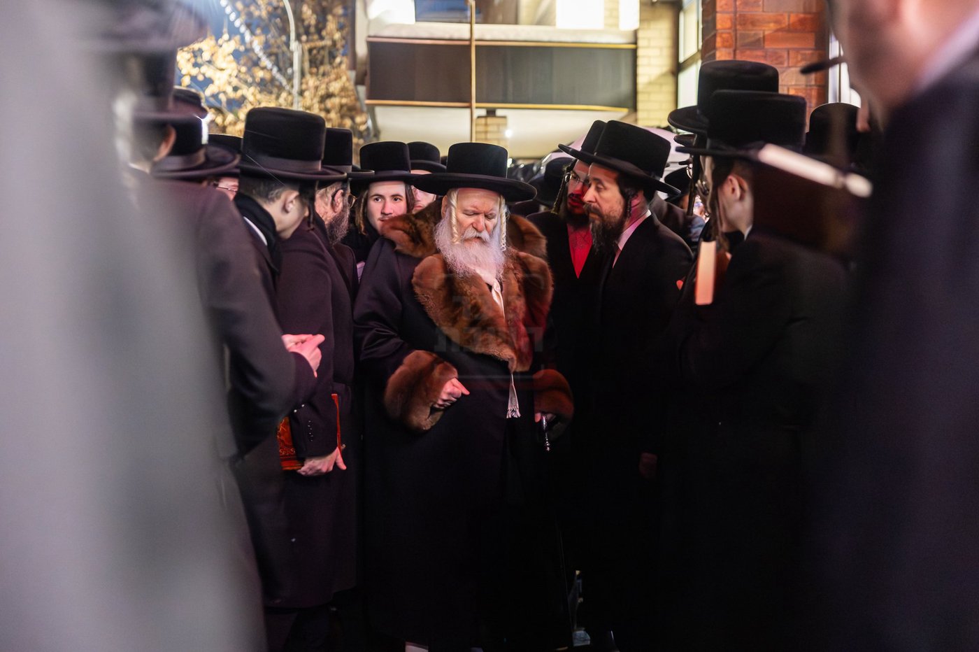 האדמו"ר מבאבוב בקידוש לבנה במתיבתא עץ חיים