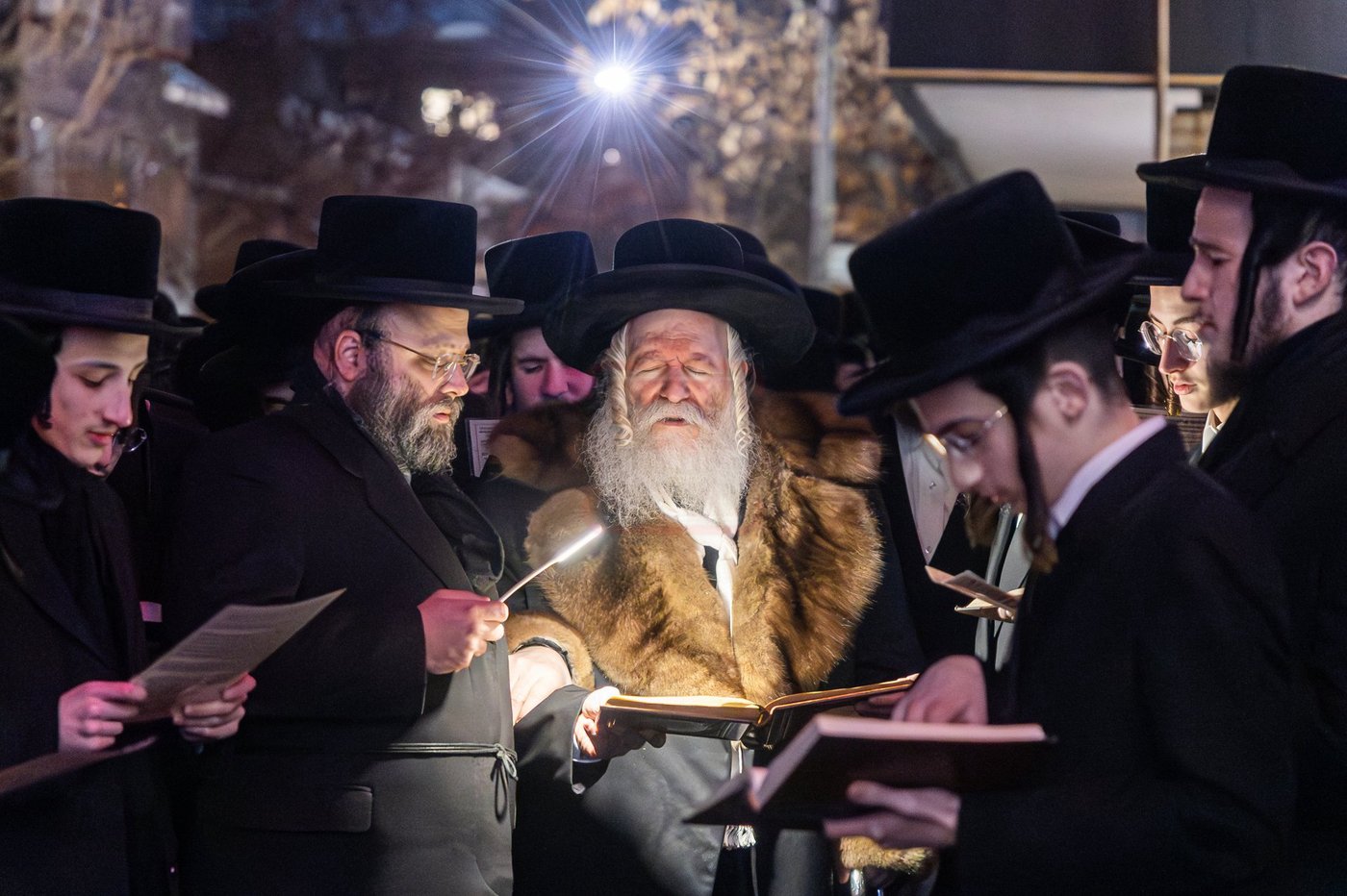 האדמו"ר מבאבוב בקידוש לבנה במתיבתא עץ חיים