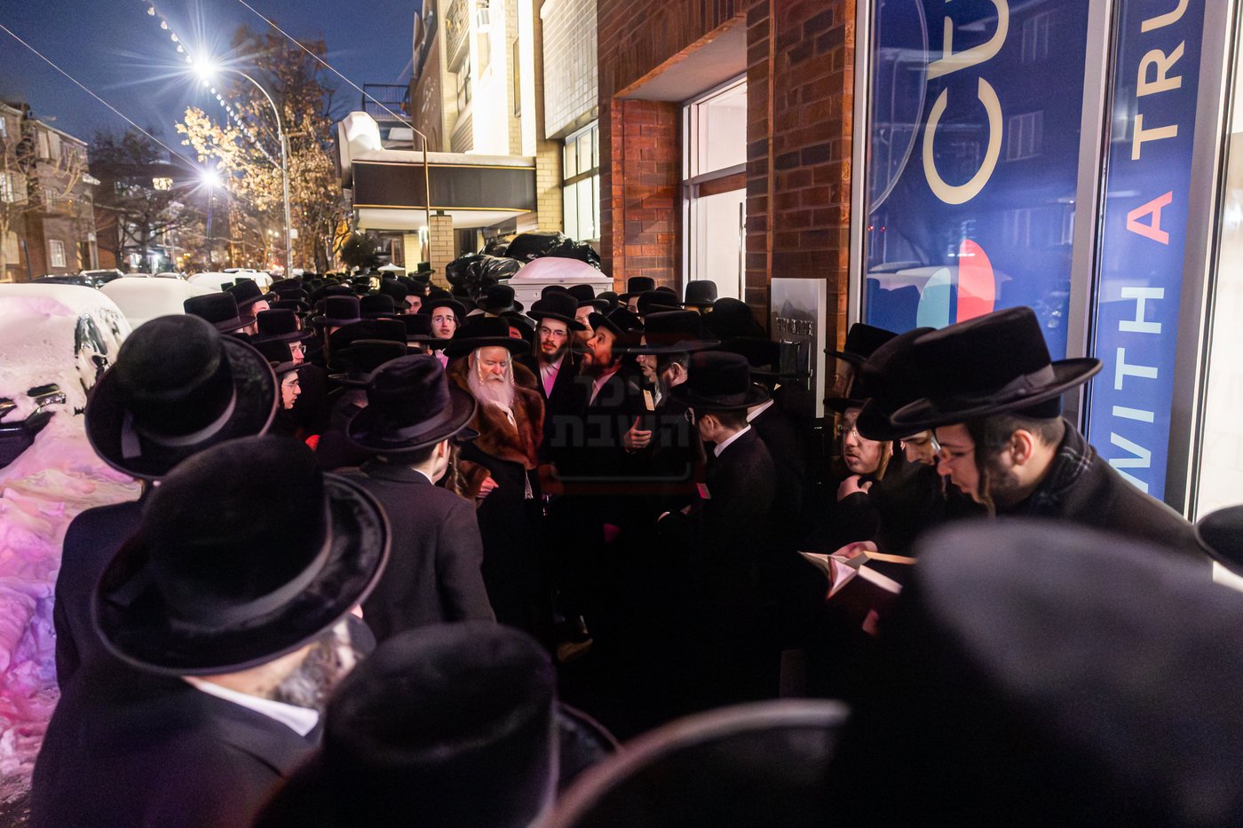 האדמו"ר מבאבוב בקידוש לבנה במתיבתא עץ חיים