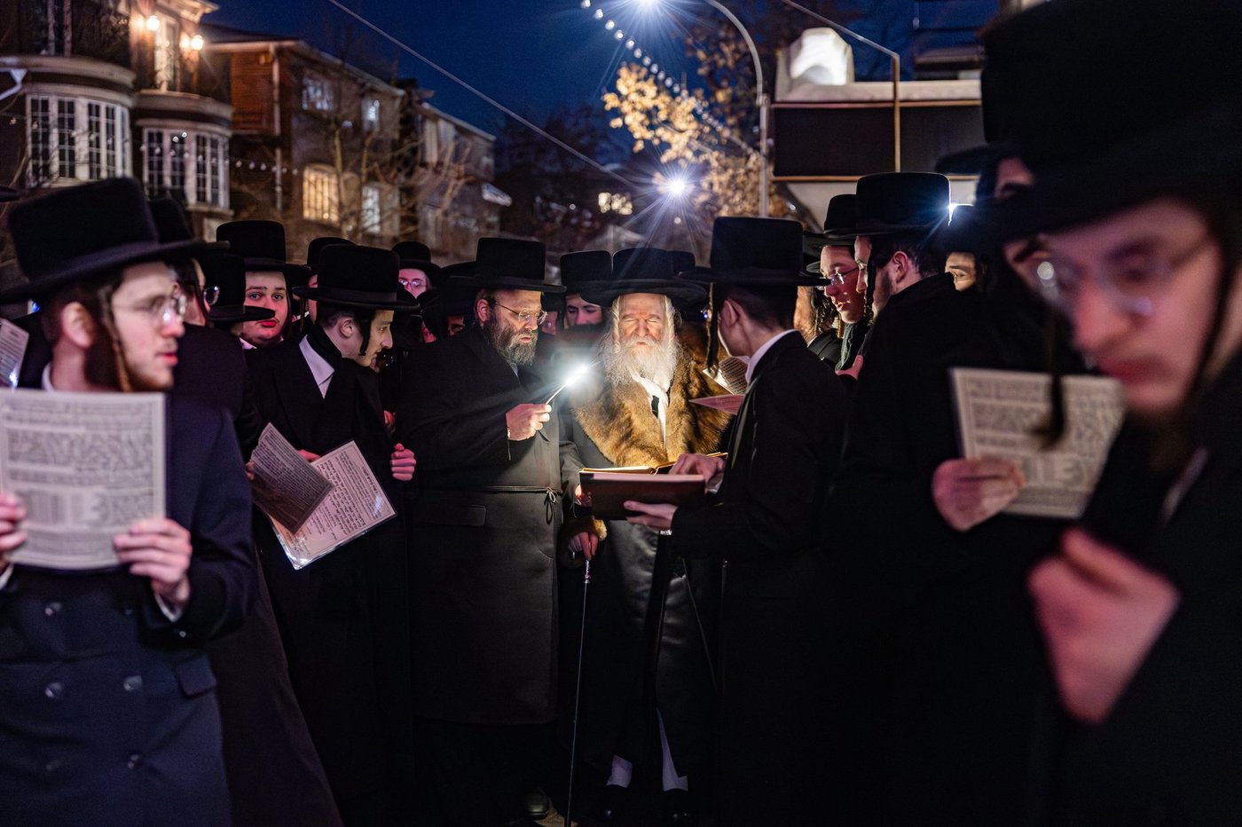 האדמו"ר מבאבוב בקידוש לבנה במתיבתא עץ חיים
