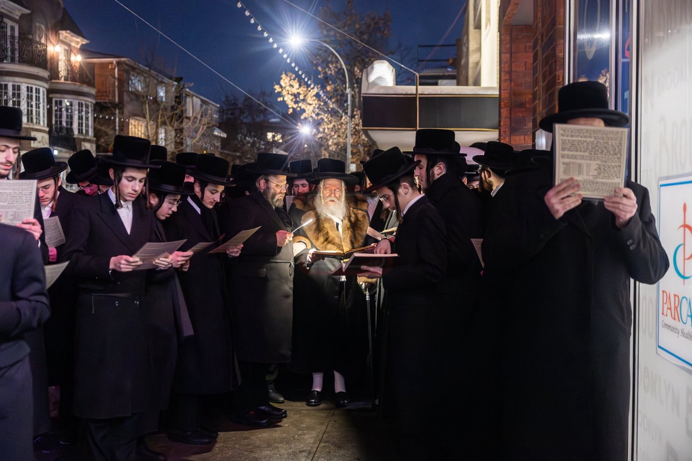האדמו"ר מבאבוב בקידוש לבנה במתיבתא עץ חיים