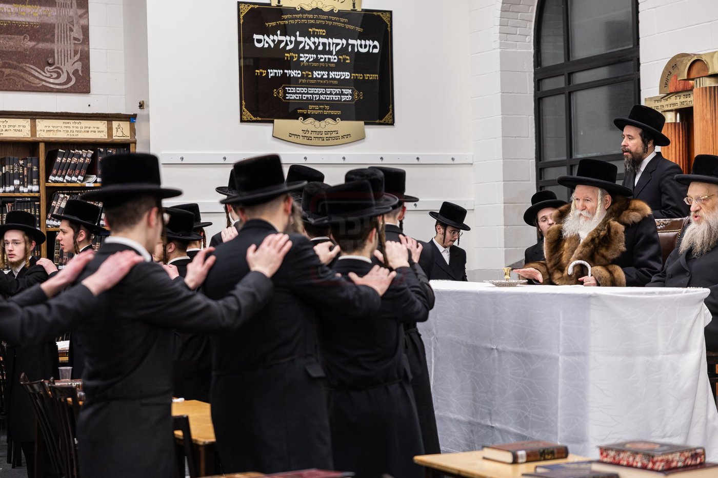 האדמו"ר מבאבוב בקידוש לבנה במתיבתא עץ חיים