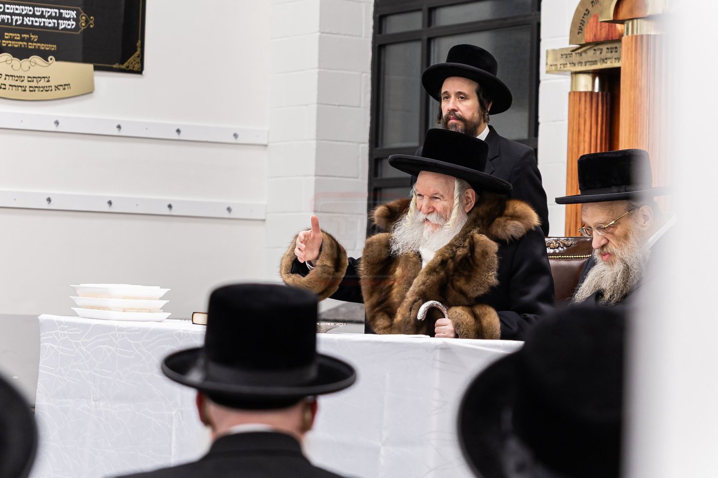 האדמו"ר מבאבוב בקידוש לבנה במתיבתא עץ חיים