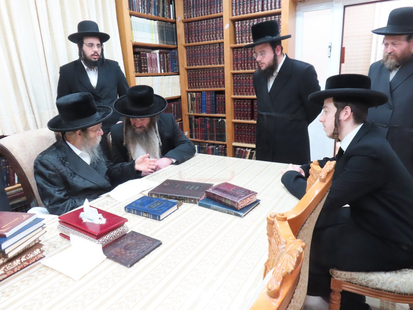 הגה"צ אב"ד קאלוב ביתר אצל האדמו"ר מערלוי