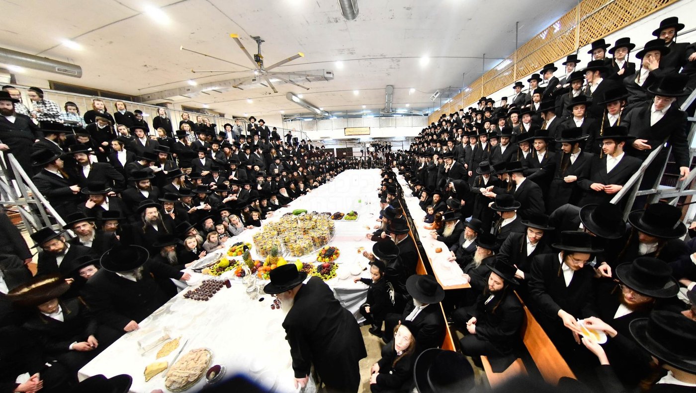 האדמו"ר ממחנובקא בעלזא בטיש ט"ו בשבט