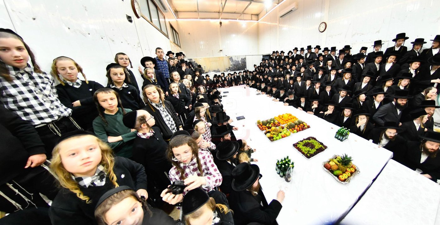 האדמו"ר מזוטשקא בטיש ט"ו בשבט