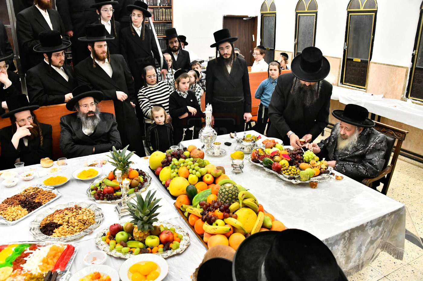 האדמו"ר מדעעש בעריכת השולחן לרגל ט"ו בשבט