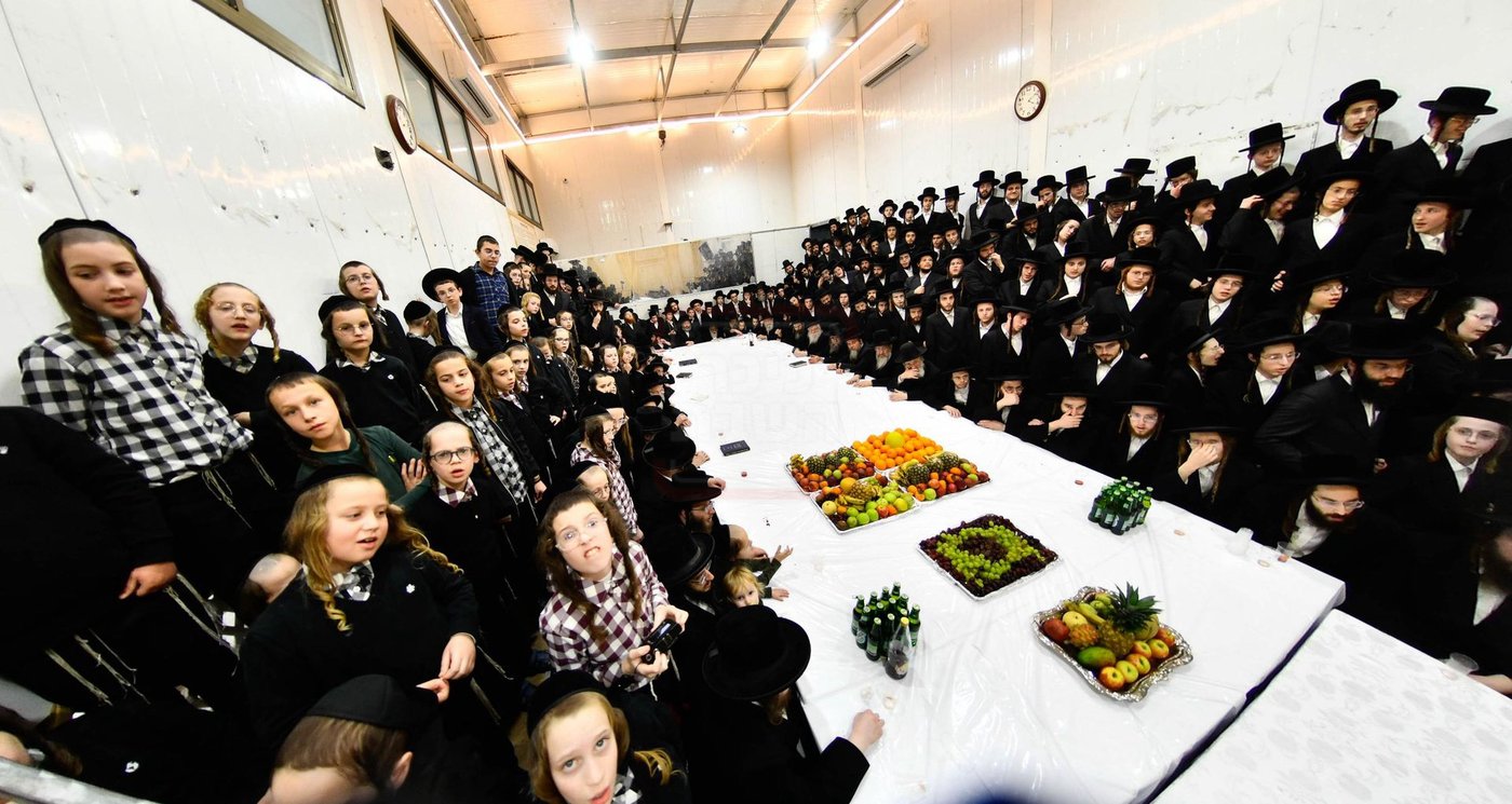 האדמו"ר מזוטשקא בטיש ט"ו בשבט