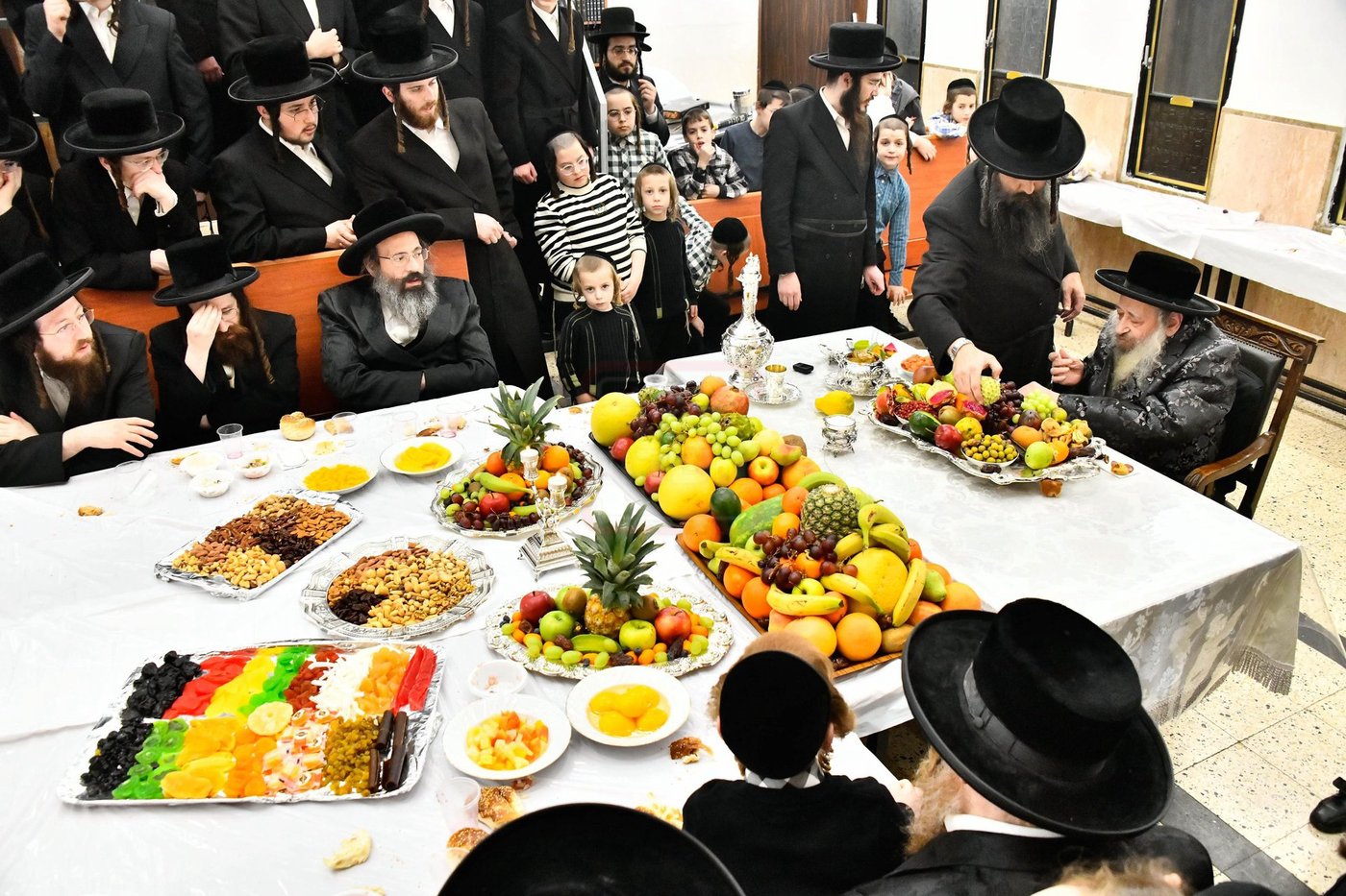 האדמו"ר מדעעש בעריכת השולחן לרגל ט"ו בשבט