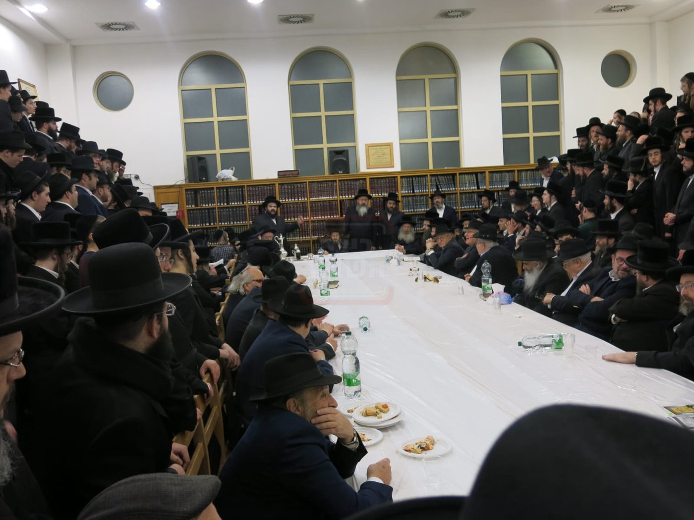 האדמו"ר מסאדיגורה בטיש ט"ו בשבט באנטווערפן