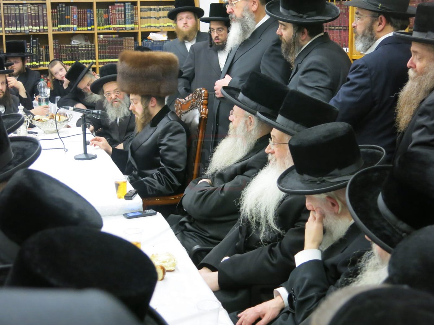 האדמו"ר מסאדיגורה בטיש ט"ו בשבט באנטווערפן