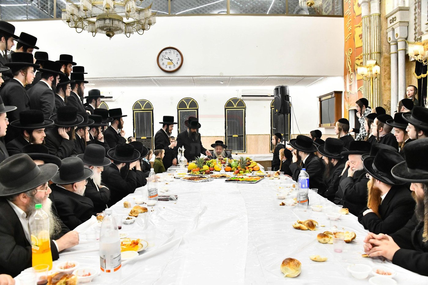 האדמו"ר מדעעש בעריכת השולחן לרגל ט"ו בשבט