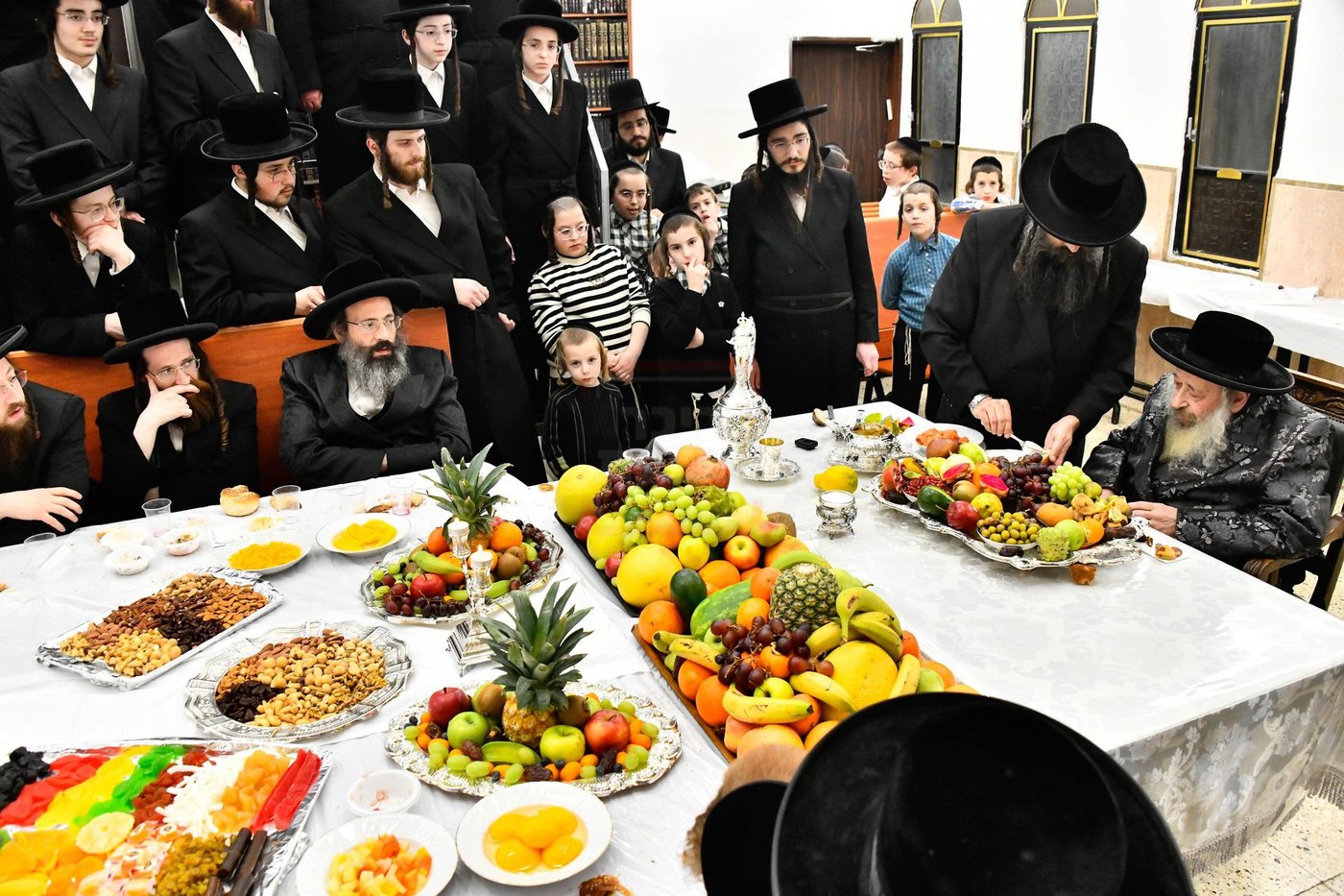 האדמו"ר מדעעש בעריכת השולחן לרגל ט"ו בשבט