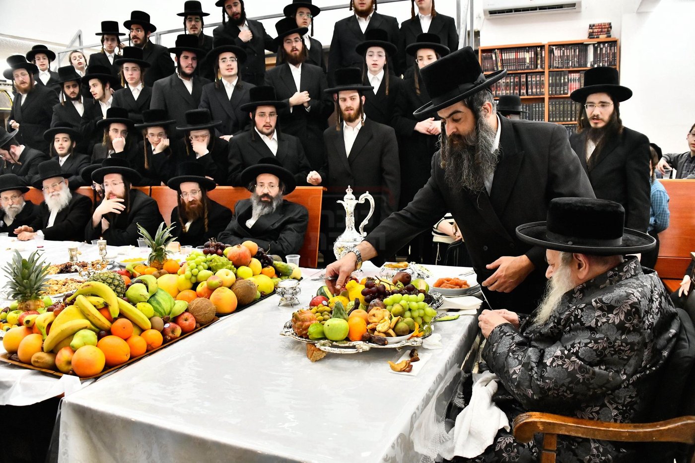 האדמו"ר מדעעש בעריכת השולחן לרגל ט"ו בשבט