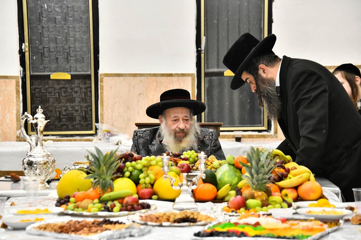 האדמו"ר מדעעש בעריכת השולחן לרגל ט"ו בשבט