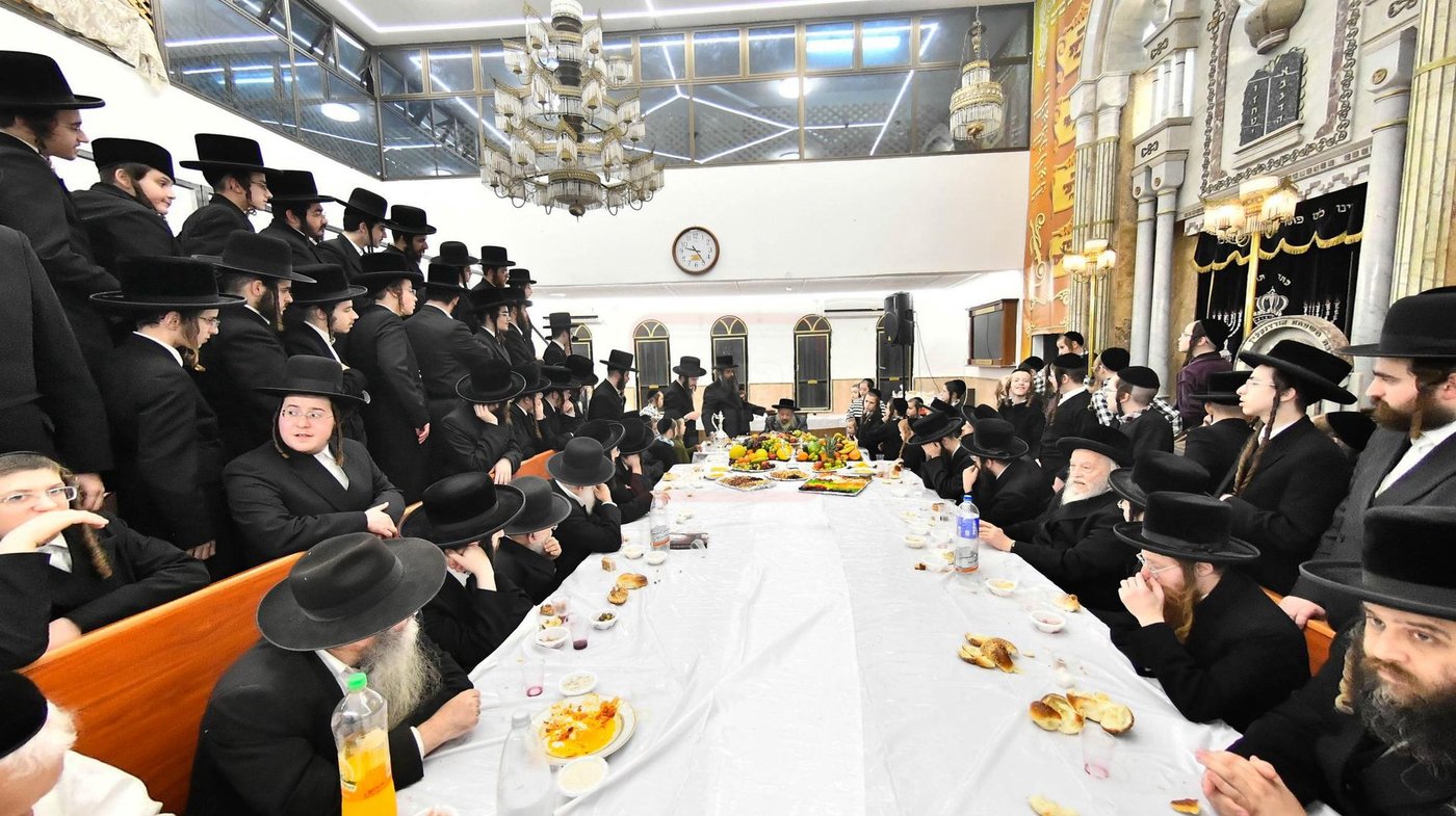 האדמו"ר מדעעש בעריכת השולחן לרגל ט"ו בשבט