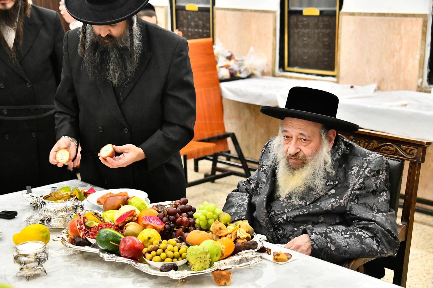 האדמו"ר מדעעש בעריכת השולחן לרגל ט"ו בשבט