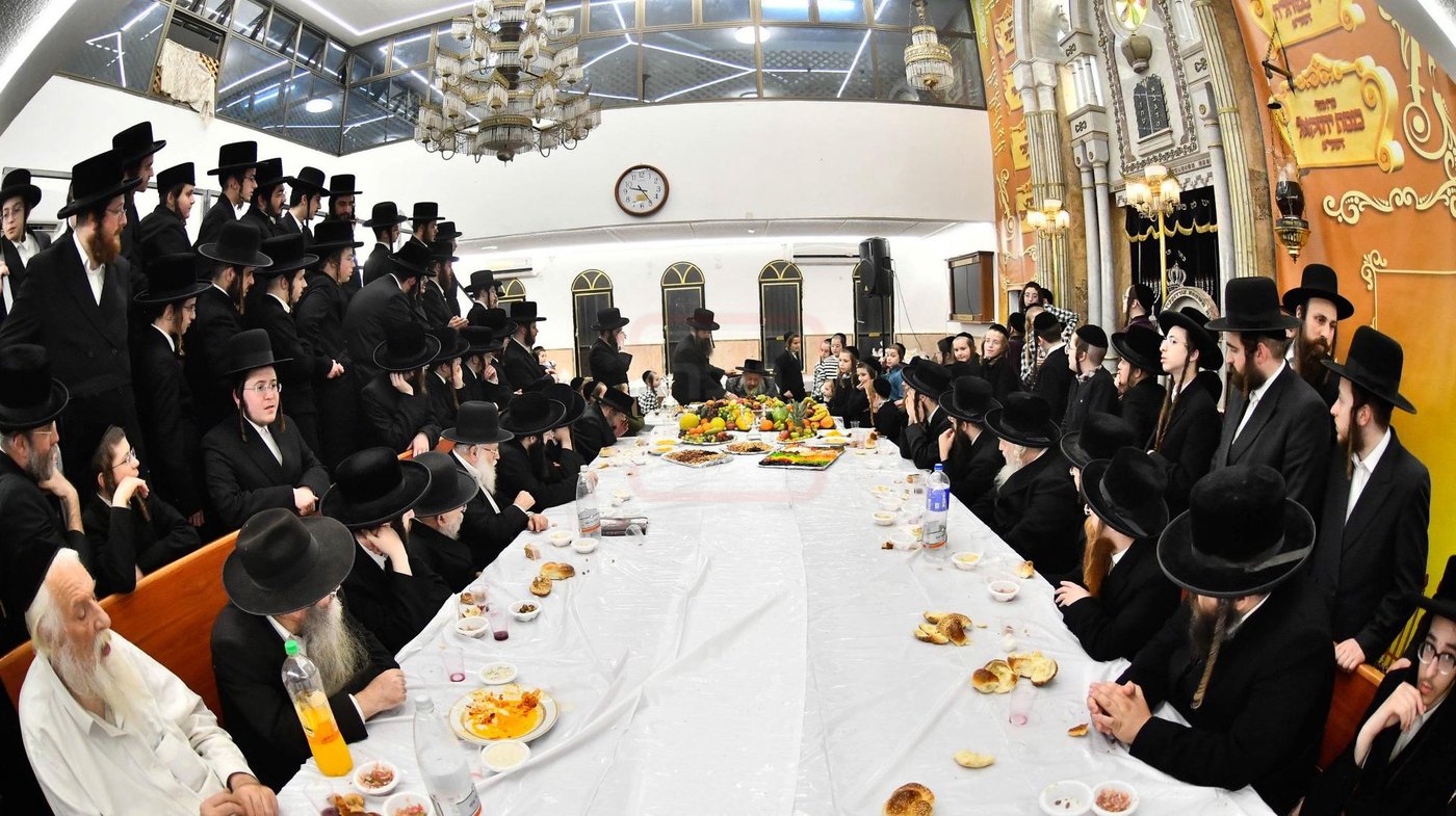 האדמו"ר מדעעש בעריכת השולחן לרגל ט"ו בשבט