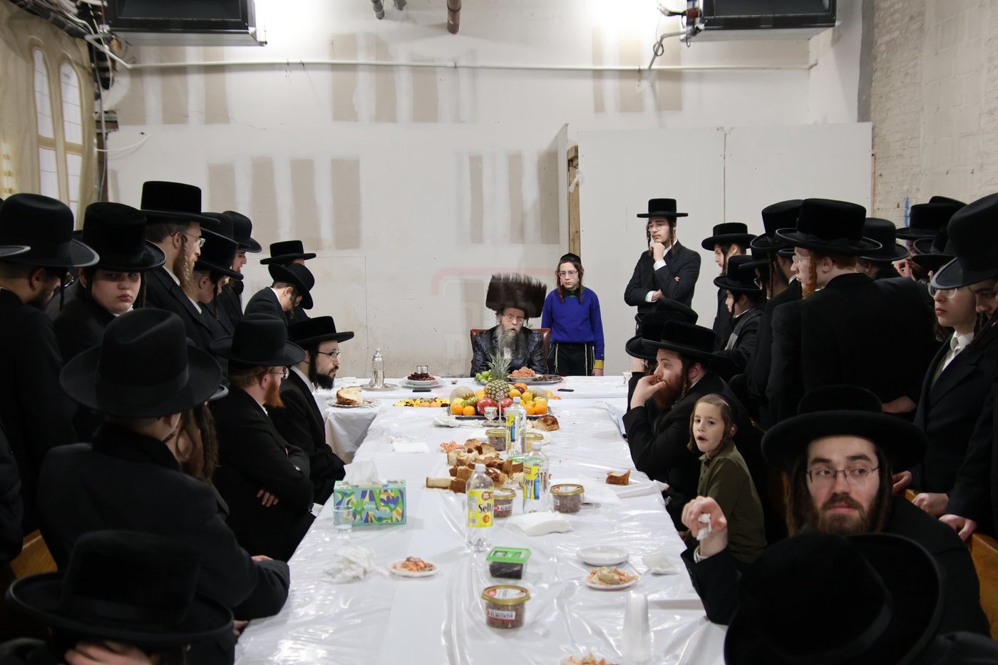 טיש ט"ו בשבט אצל האדמו"ר מקרעטשניף סיגעט וויליאמסבורג