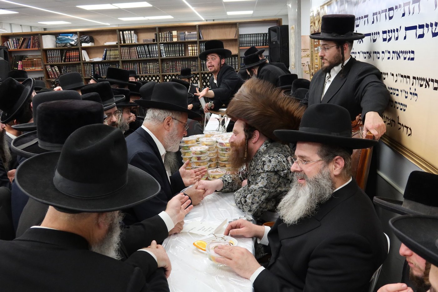 טיש ט"ו בשבט בחצה"ק מיאלען