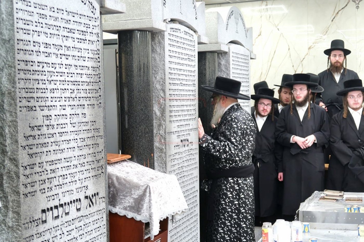 האדמו"ר מסאטמר בתפילה באוהל בית סאטמר