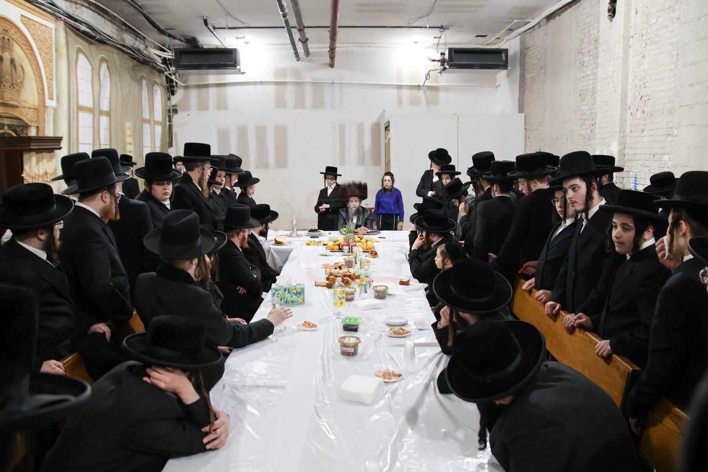 טיש ט"ו בשבט אצל האדמו"ר מקרעטשניף סיגעט וויליאמסבורג