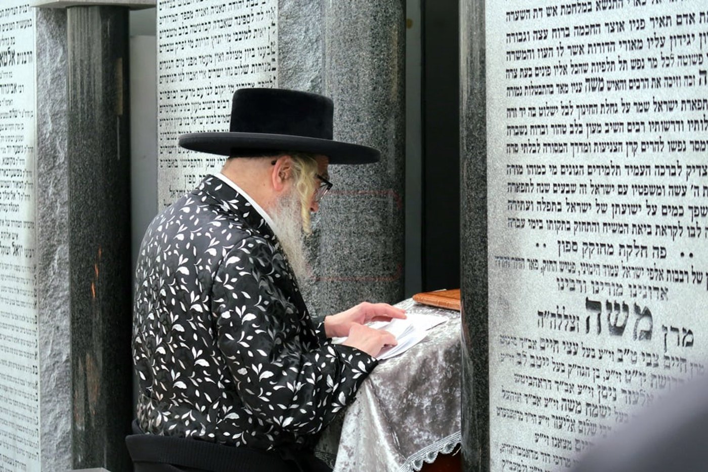 האדמו"ר מסאטמר בתפילה באוהל בית סאטמר