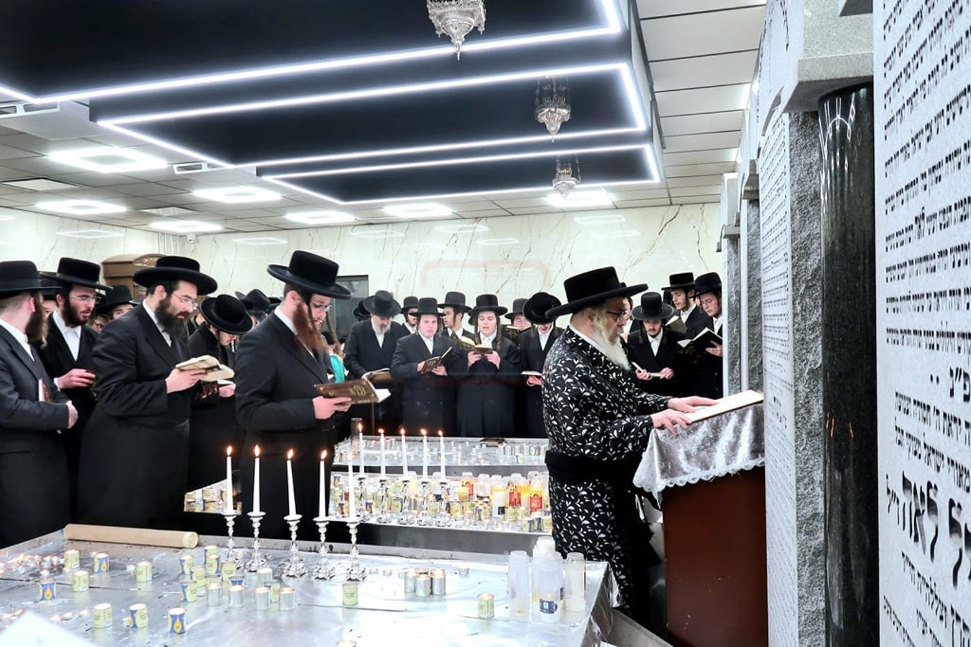 האדמו"ר מסאטמר בתפילה באוהל בית סאטמר