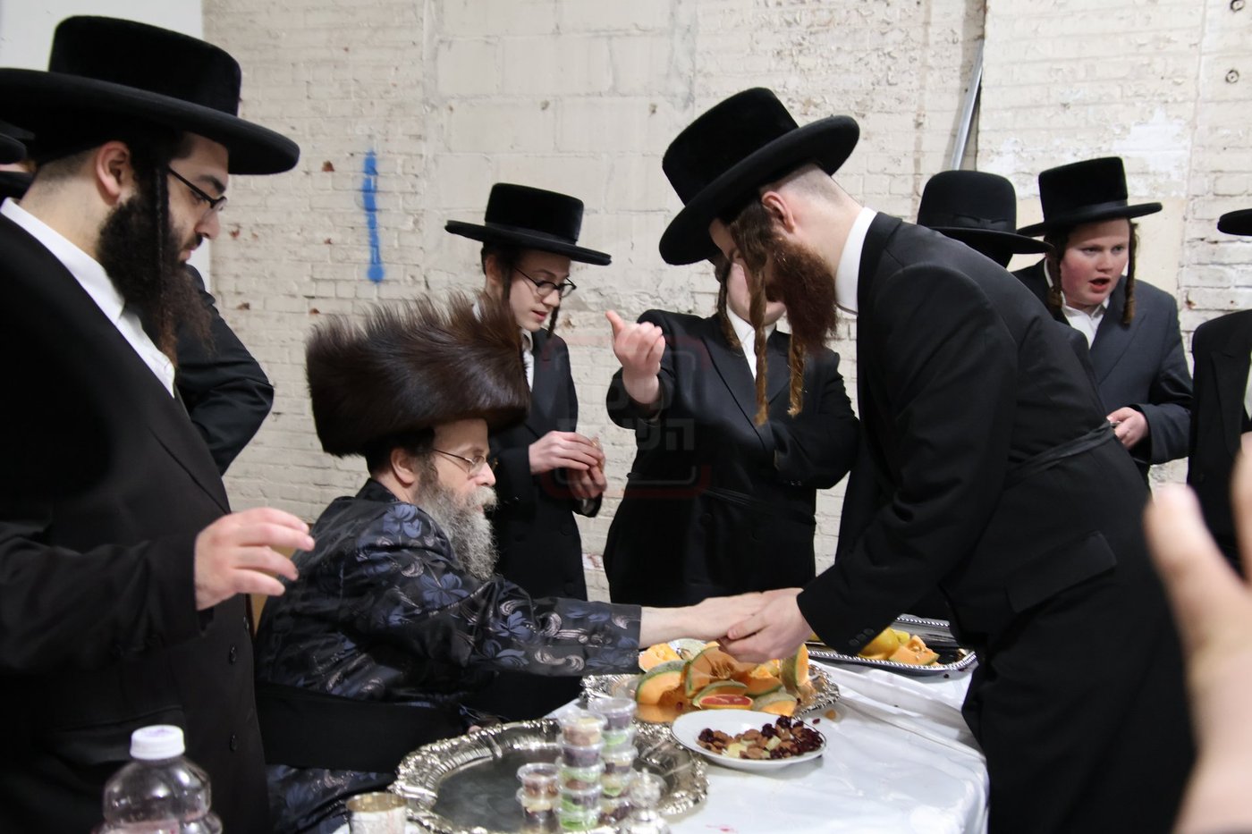 טיש ט"ו בשבט אצל האדמו"ר מקרעטשניף סיגעט וויליאמסבורג