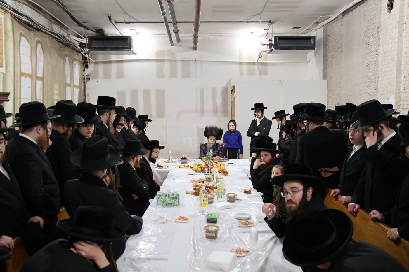 טיש ט"ו בשבט אצל האדמו"ר מקרעטשניף סיגעט וויליאמסבורג