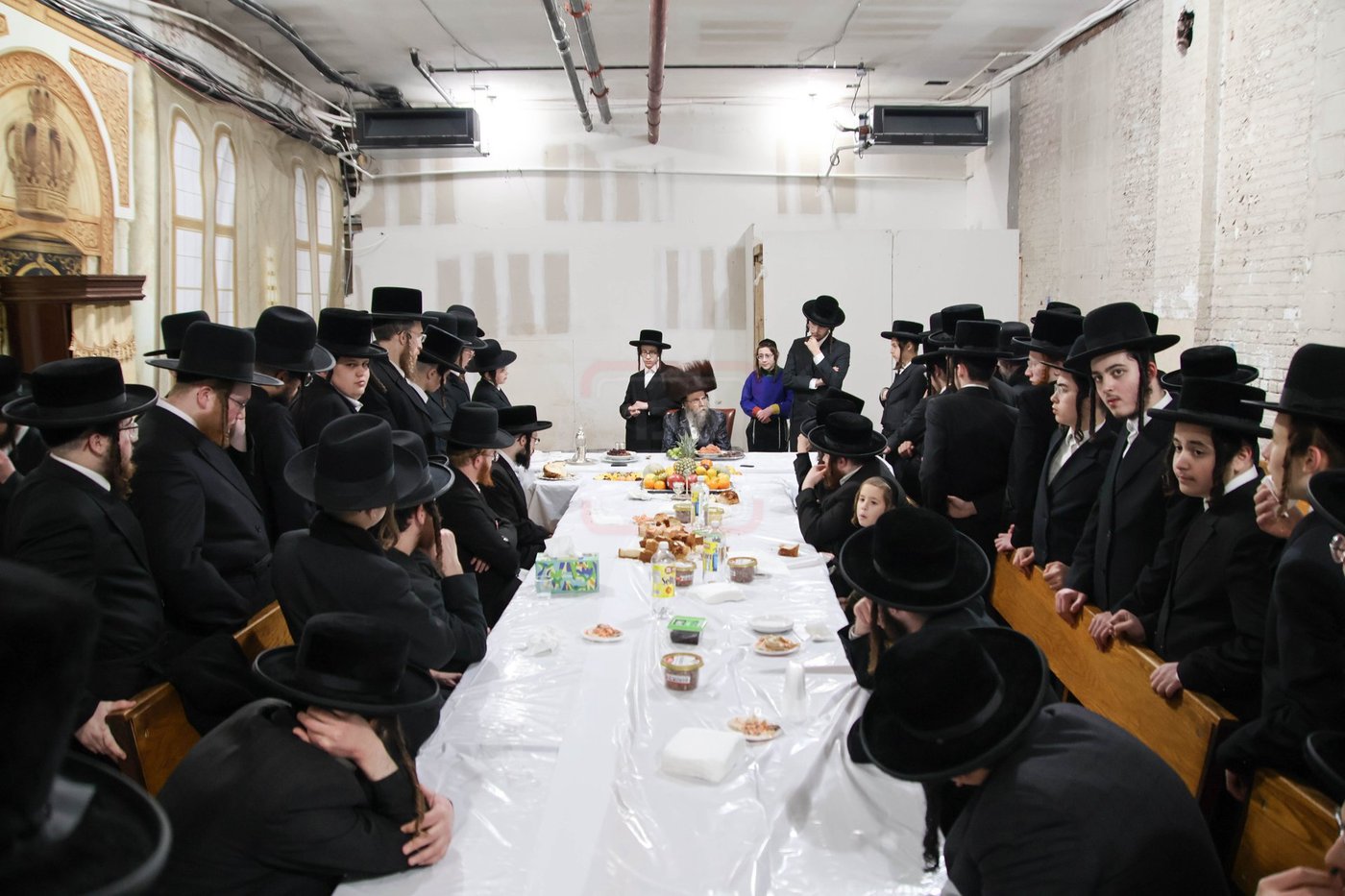 טיש ט"ו בשבט אצל האדמו"ר מקרעטשניף סיגעט וויליאמסבורג