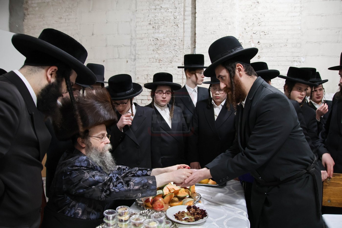 טיש ט"ו בשבט אצל האדמו"ר מקרעטשניף סיגעט וויליאמסבורג