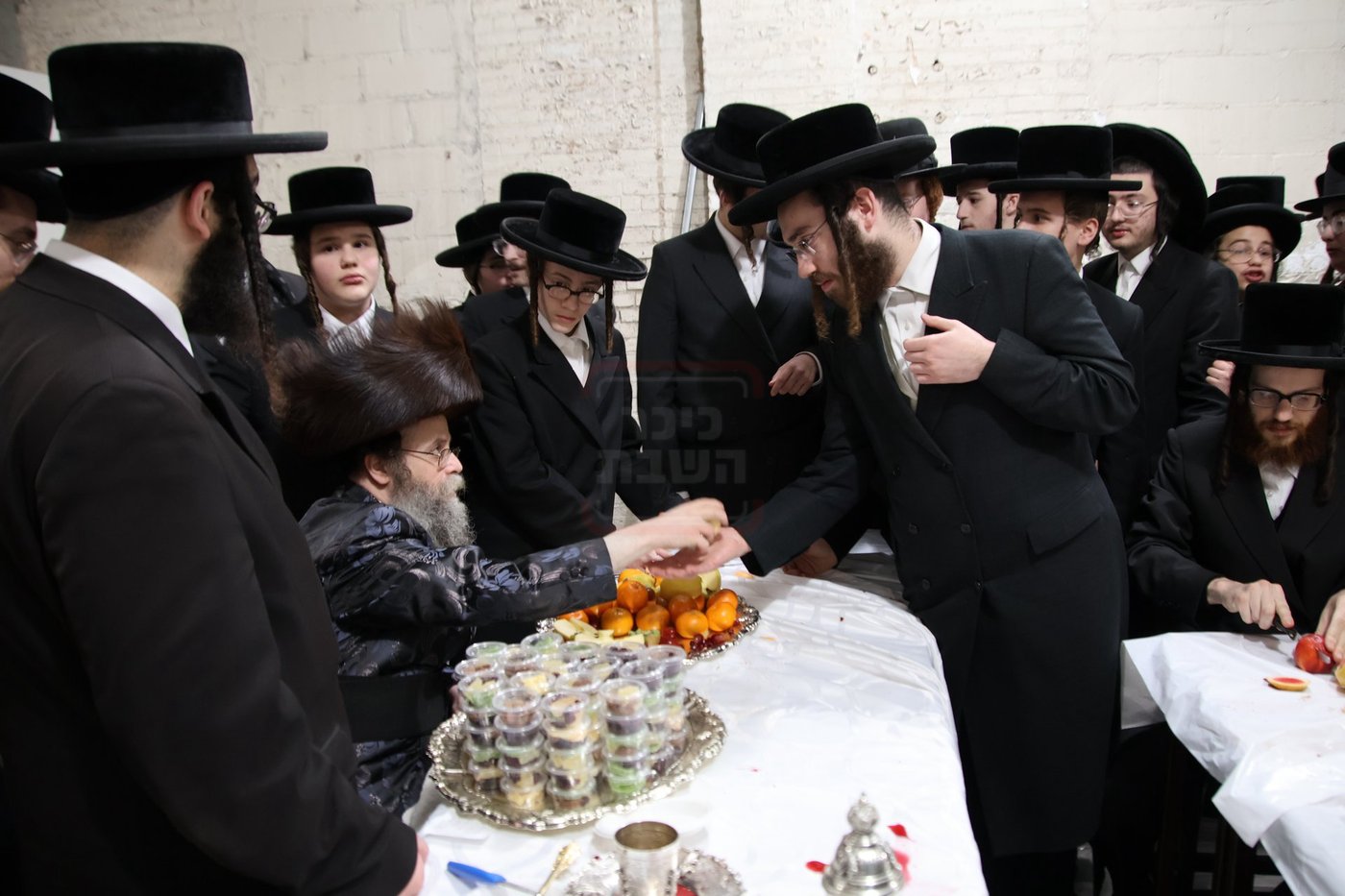 טיש ט"ו בשבט אצל האדמו"ר מקרעטשניף סיגעט וויליאמסבורג