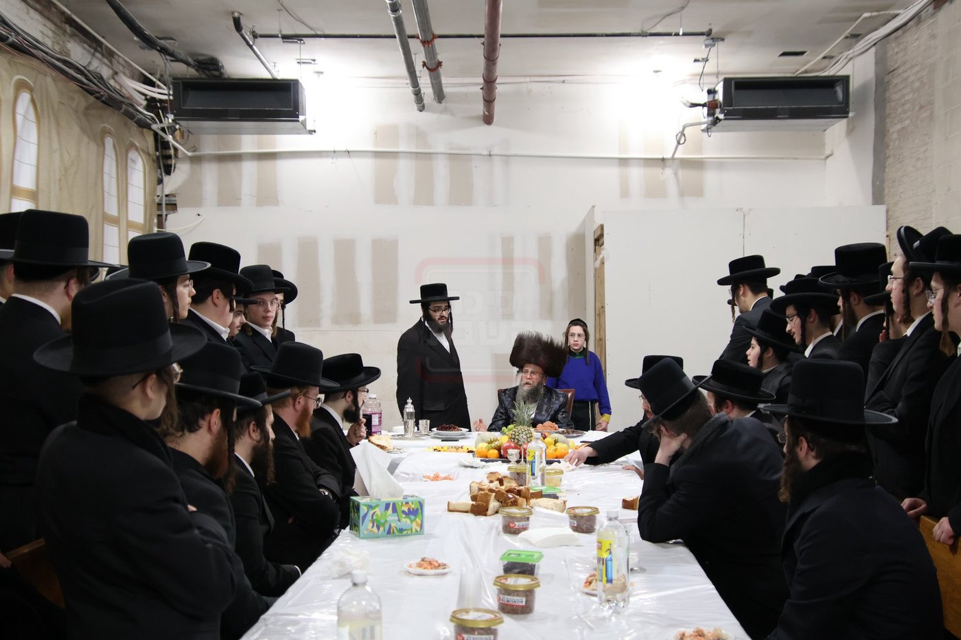 טיש ט"ו בשבט אצל האדמו"ר מקרעטשניף סיגעט וויליאמסבורג