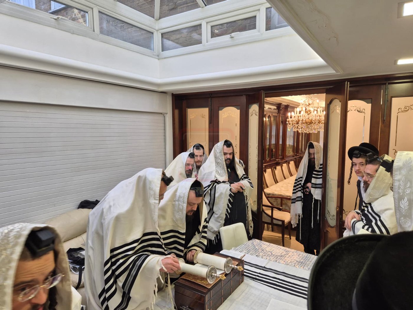 האדמו"ר מסאדיגורה בתפילת שחרית בלונדון 