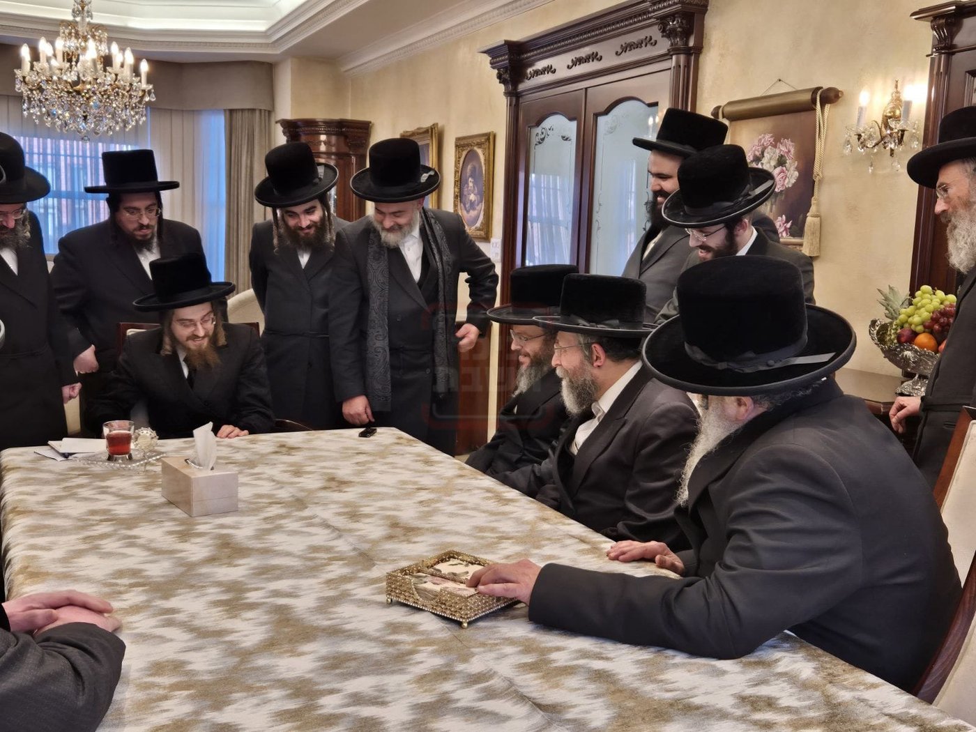 משלחת קהילות בעלזא אצל האדמו"ר מסאדיגורה בלונדון 