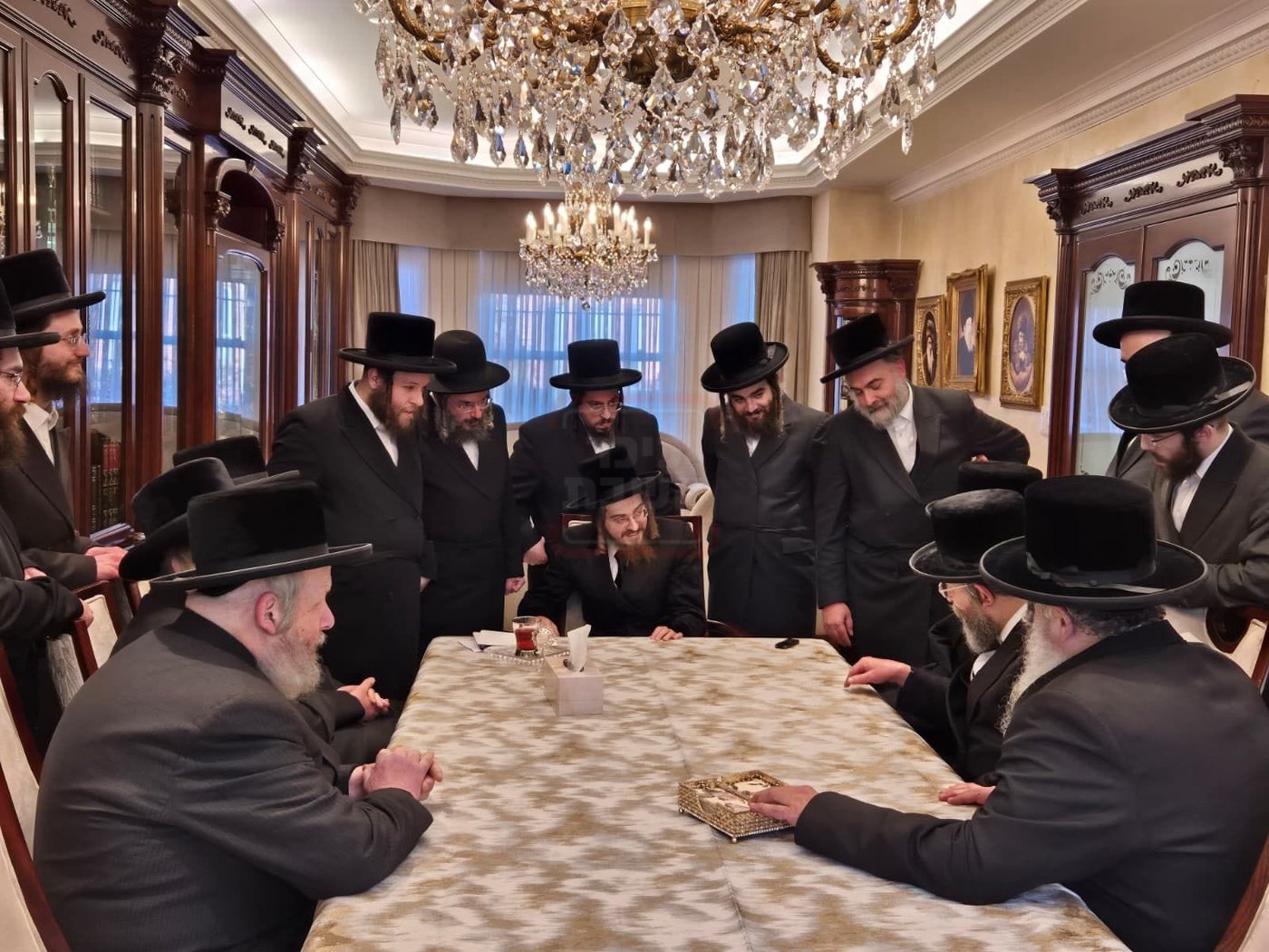 משלחת קהילות בעלזא אצל האדמו"ר מסאדיגורה בלונדון 