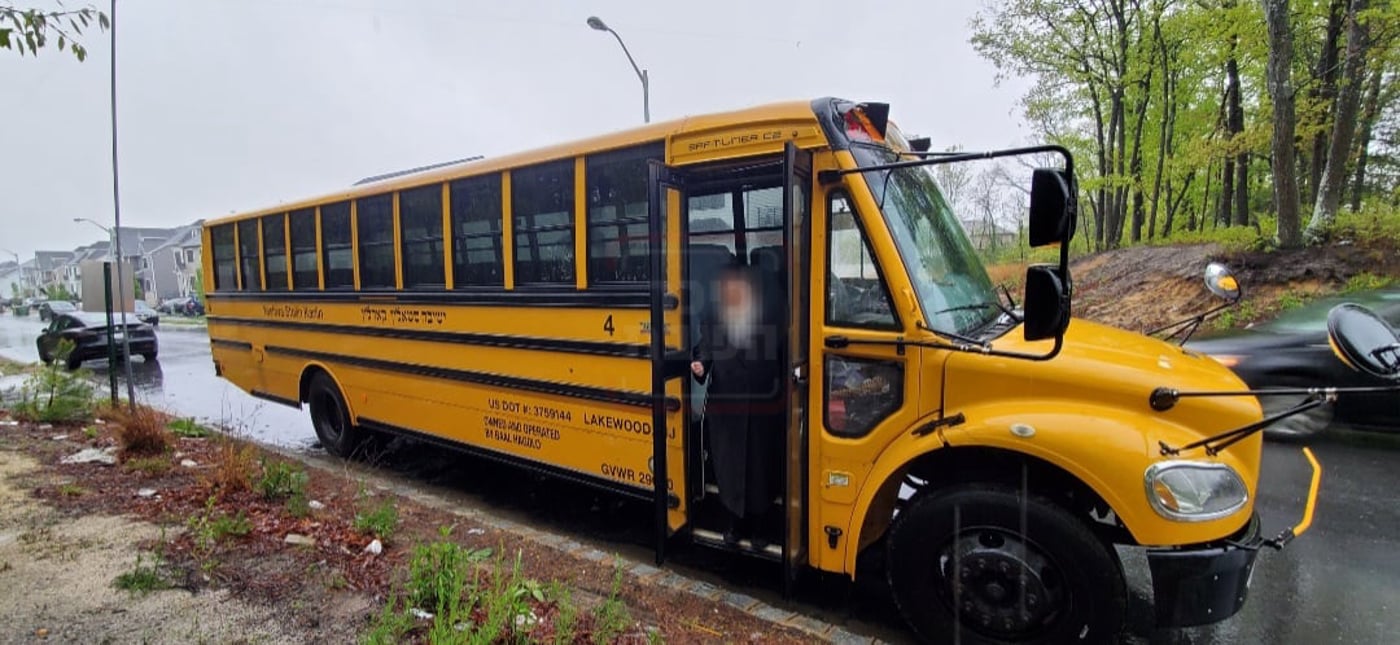 נהג חרדי יורד מאוטובוס בלייקווד