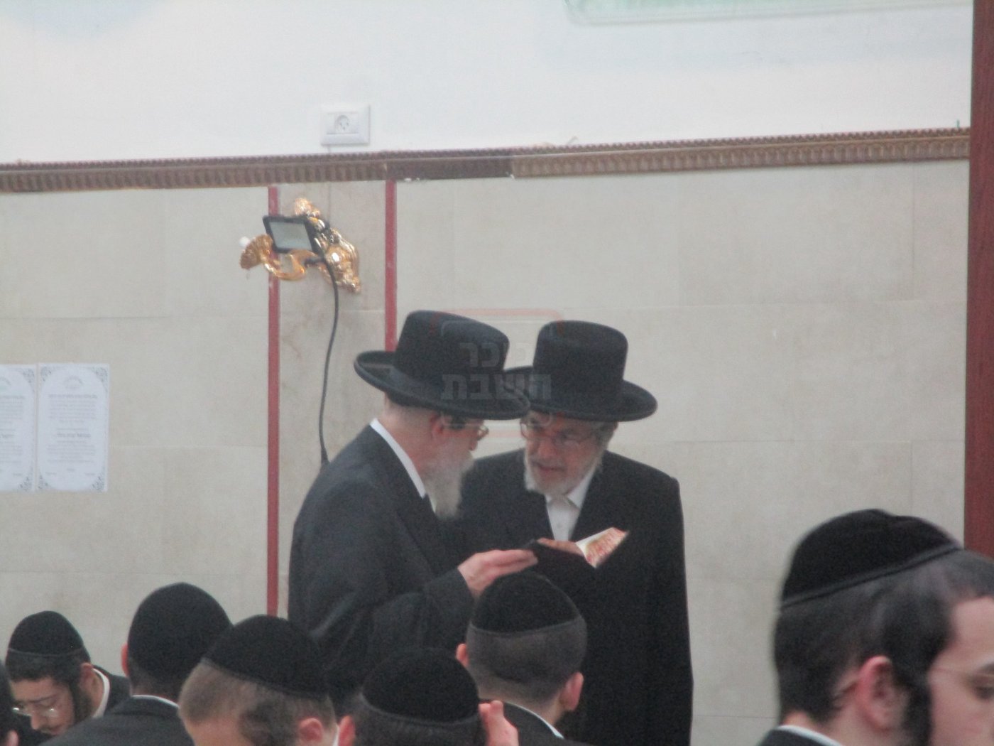 האדמו"ר מבאיאן בשיחה עם הגר"צ רבינוביץ בסדר הלימוד