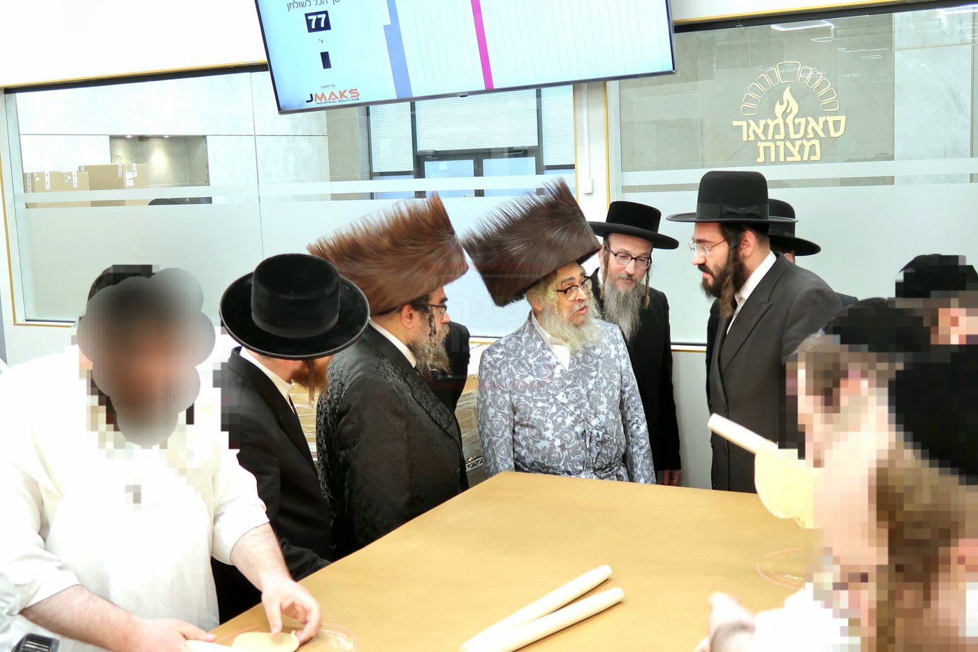 האדמו"ר מסאטמר בביקור במאפיית המצות