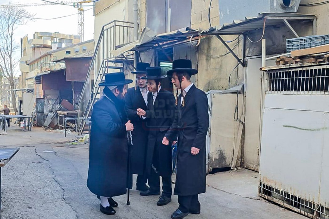 הרבי מקרעטשניף כפר אתא בדרכו לביקור בארה"ב