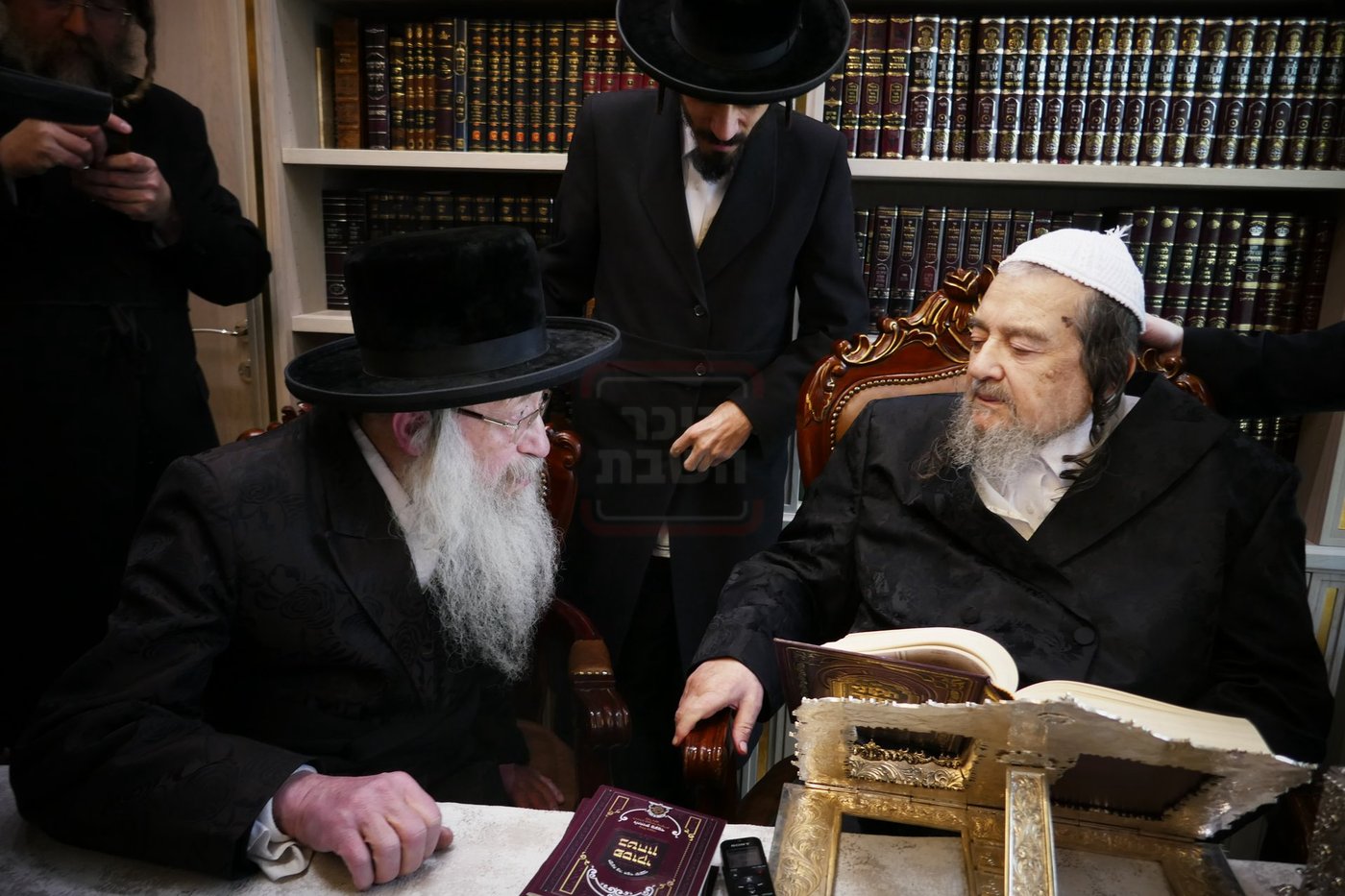 האדמו"ר מנדבורנה צפת אצל הגרי"מ שכטר