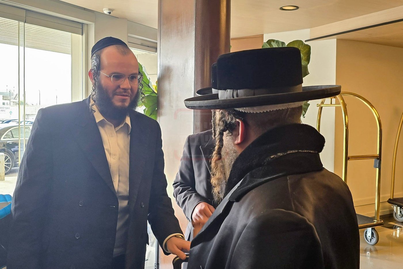 הרבי מקרעטשניף כפר אתא בדרכו לביקור בארה"ב