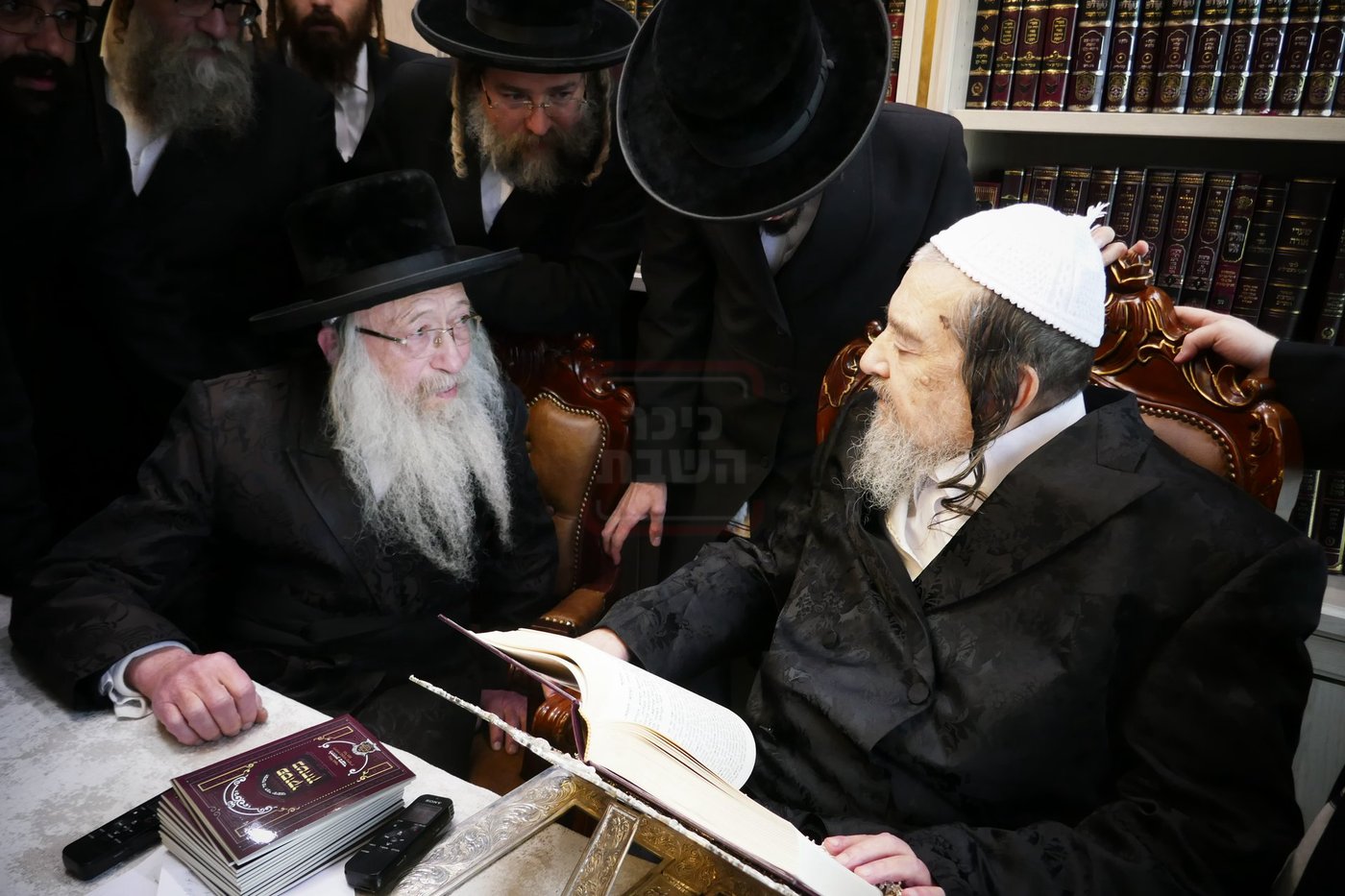 האדמו"ר מנדבורנה צפת אצל הגרי"מ שכטר
