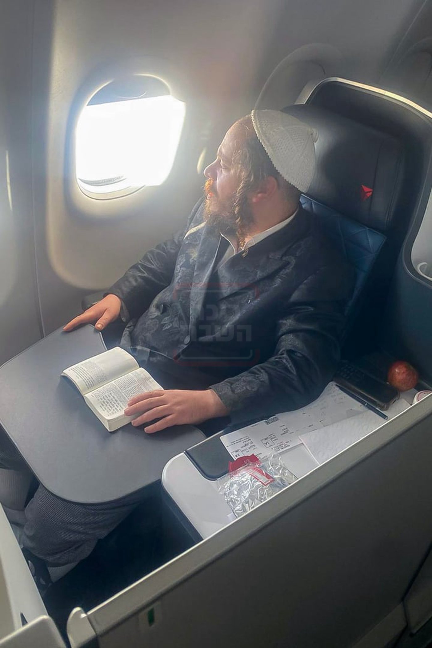 הרבי מקרעטשניף כפר אתא בדרכו לביקור בארה"ב