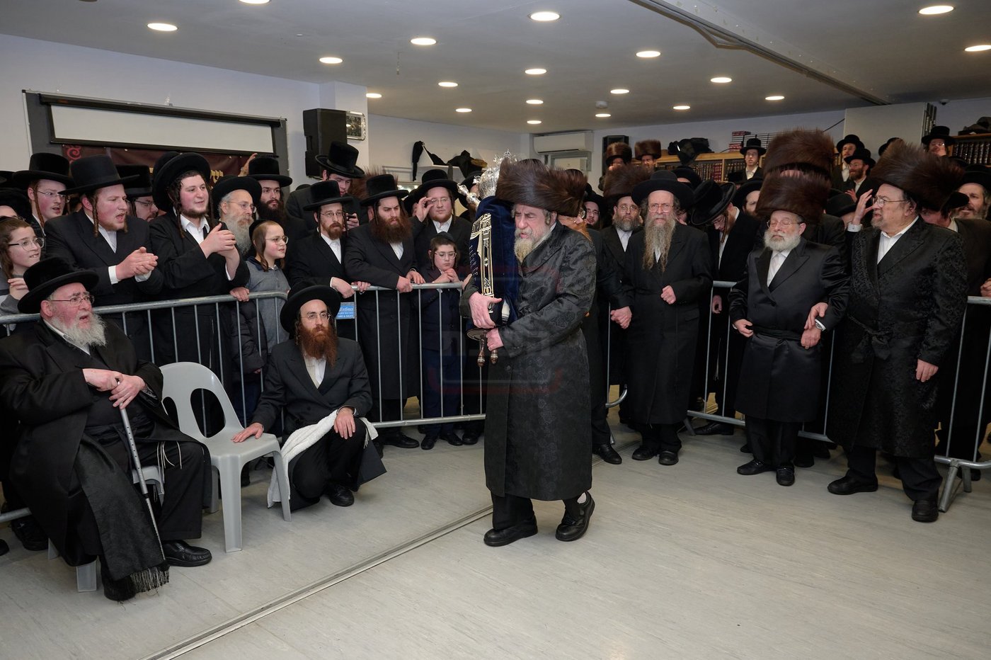 האדמו"ר מרחמסטריווקא בהכנסת ס"ת בלונדון