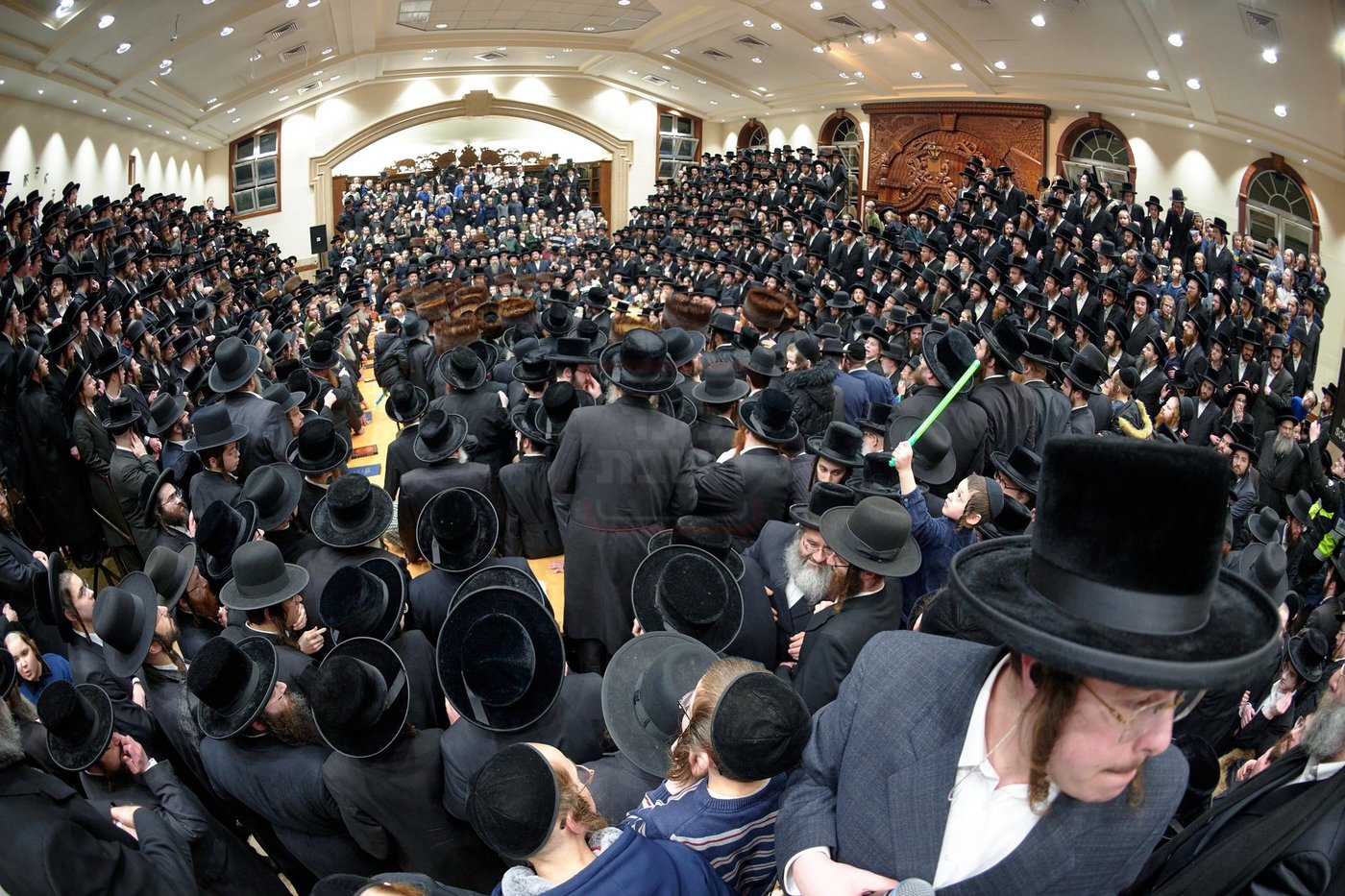 האדמו"ר מרחמסטריווקא בהכנסת ס"ת בלונדון