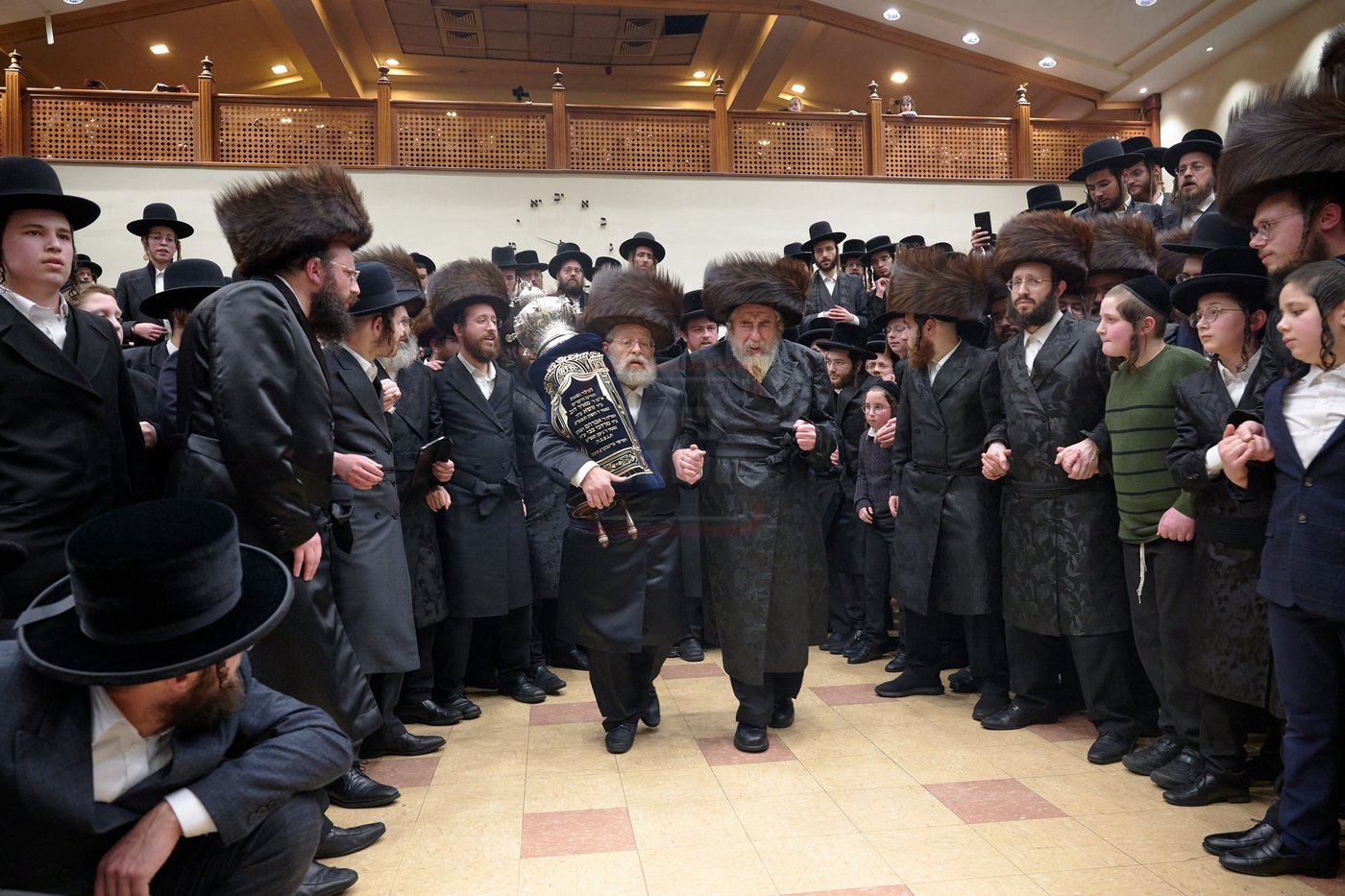 האדמו"ר מרחמסטריווקא בהכנסת ס"ת בלונדון